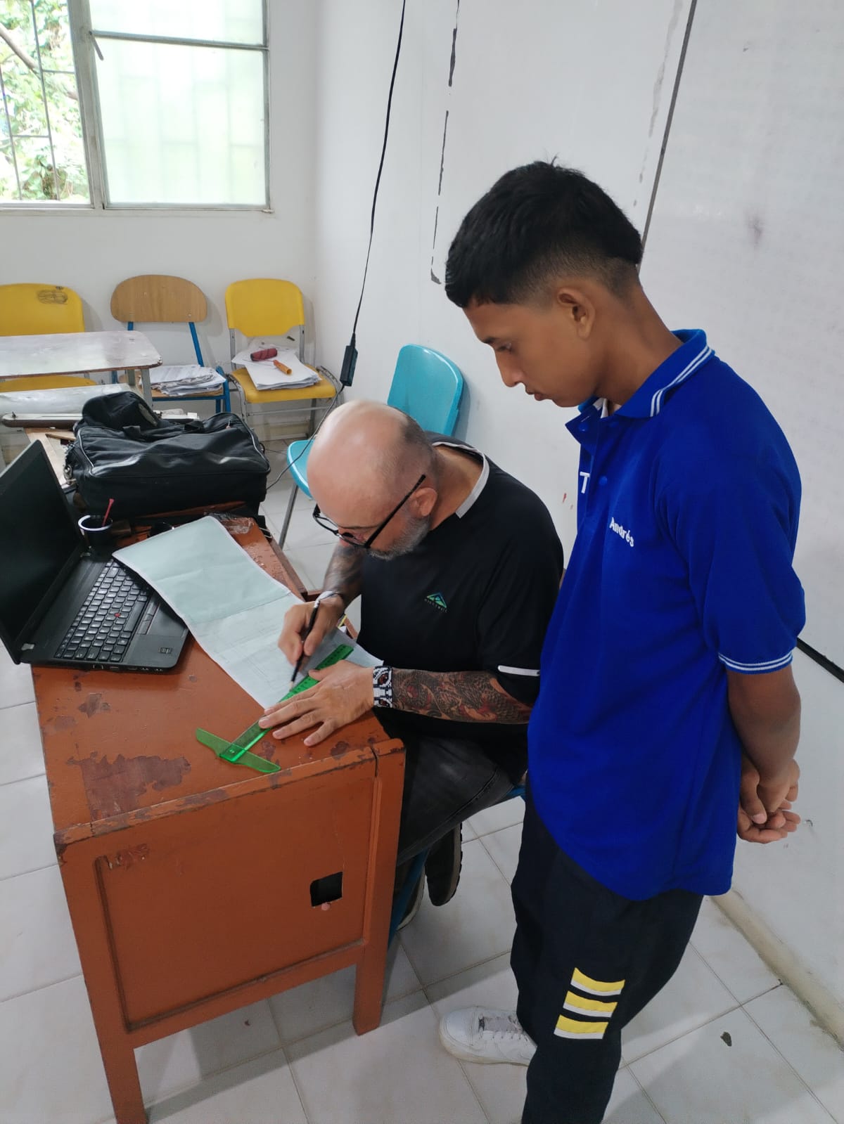 Docente Yonhi Trujillo acompañamiento Estadística